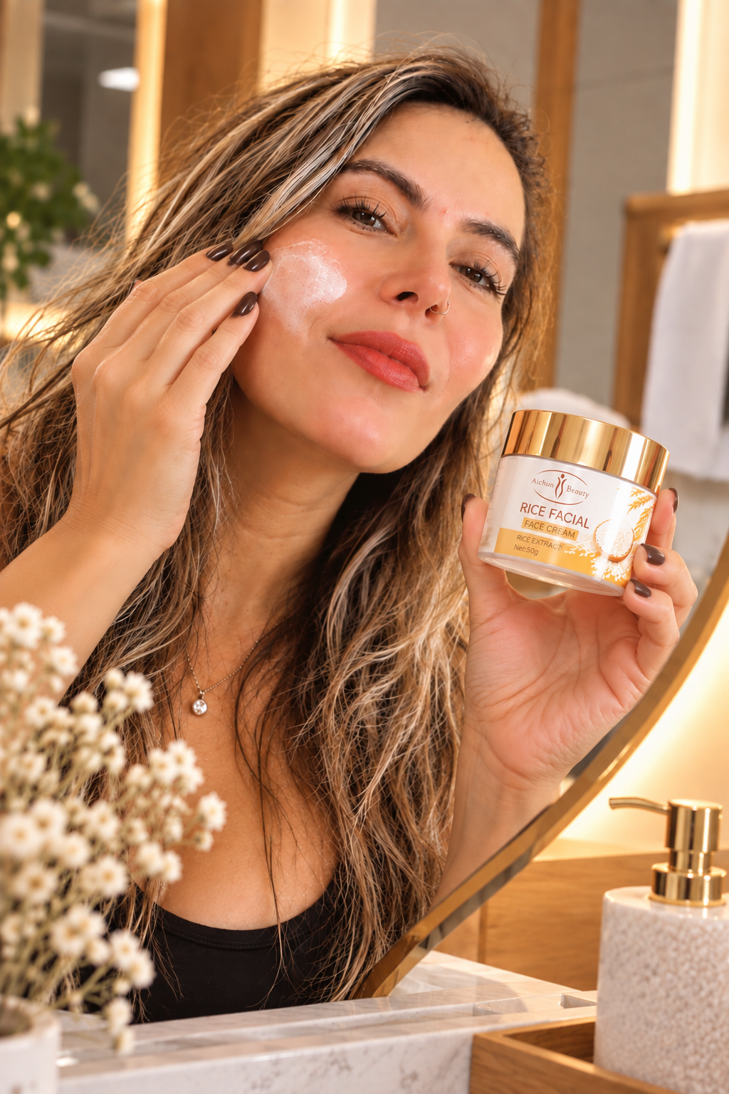 Mujer aplicando la crema facial de arroz Aura