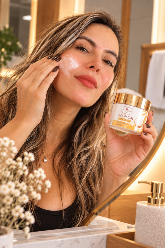 Mujer aplicando la crema facial de arroz Aura